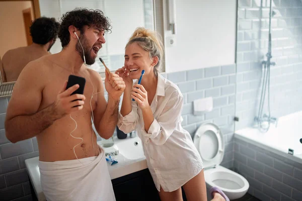 Cheerfu Pareja Cepillarse Los Dientes Juntos Mañana — Foto de Stock