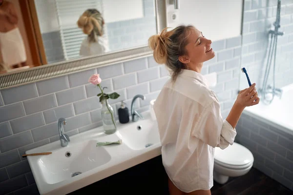 Menina Bonita Nova Desfrutando Uma Bela Manhã Ambiente Descontraído Banheiro — Fotografia de Stock