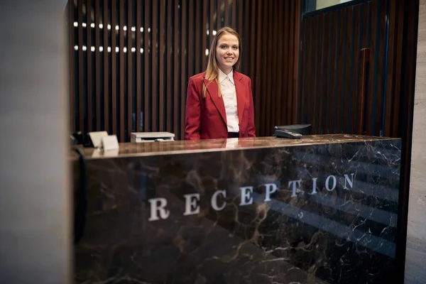 Recepcionista Femenina Esperando Los Huéspedes Lugar Trabajo Hotel Turismo Negocios —  Fotos de Stock