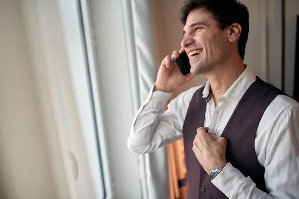 Ein Junger Geschäftsmann Bereitet Sich Hotelzimmer Auf Seinen Job Vor — Stockfoto