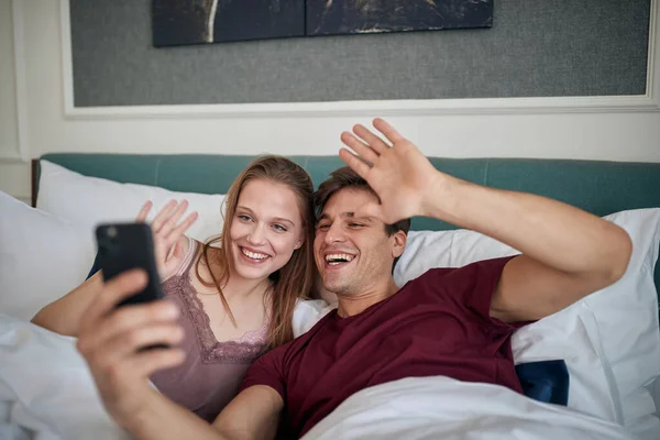 Young Couple Love Posing Selfie Bed Hotel Room Beautiful Morning — Stock Photo, Image