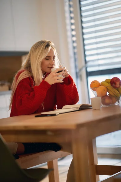 キッチンで美しい朝に勉強しながらコーヒーを楽しんでいる若い女の子 ルーチン — ストック写真