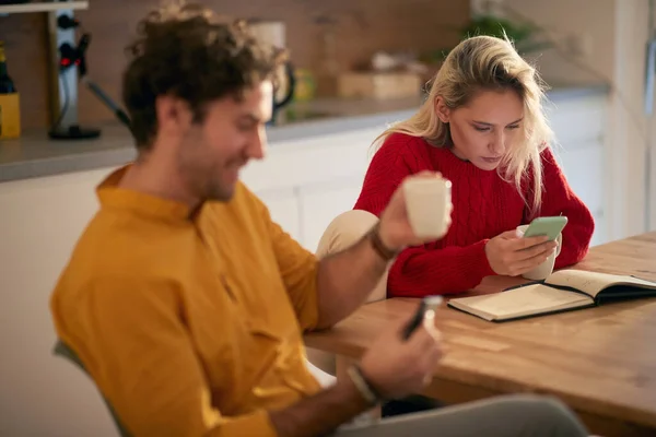 Pareja Joven Pasando Tiempo Juntos Casa Concepto Pareja Enlace — Foto de Stock