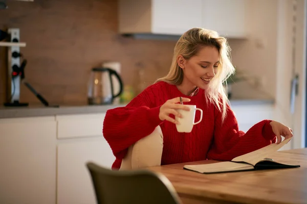 Una Joven Estudiante Disfrutando Cigarrillo Café Una Hermosa Mañana Cocina — Foto de Stock