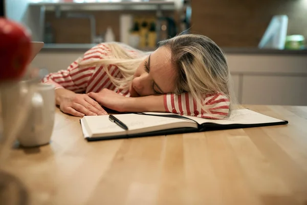 Uma Estudante Adormeceu Enquanto Estudava Ambiente Descontraído Cozinha Estudante Cansado — Fotografia de Stock