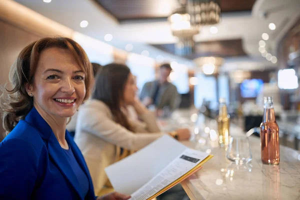 Arkadaşlarıyla Birlikte Deneyimli Bir Kadını Kahve Molasında Poz Veriyor Barın — Stok fotoğraf