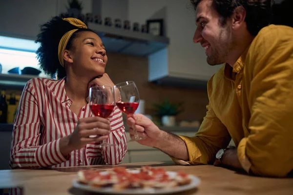 Bonito Casal Misto Relaxante Beber Vinho Juntos Casa — Fotografia de Stock