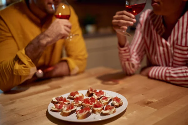 Jovem Casal Desfruta Comida Vinho Ambiente Descontraído Cozinha Jantar Relacionamento — Fotografia de Stock