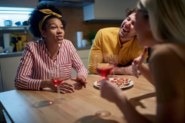 Amigos Divertindo Ambiente Alegre Cozinha Juntos Jantar Amizade Juntos Casa — Fotografia de Stock