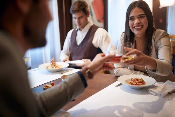 Colleghi Brindare Pranzo Lavoro Atmosfera Allegra Nel Ristorante Affari Ristorante — Foto Stock