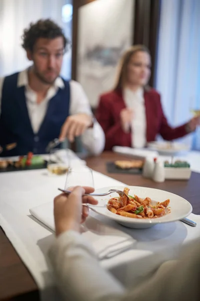 Młodzi Biznesmeni Delektujący Się Jedzeniem Miłej Atmosferze Podczas Lunchu Restauracji — Zdjęcie stockowe