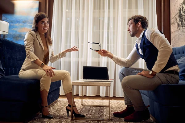 Young Colleagues Chatting Pleasant Atmosphere Hotel Lobby Hotel Business People — Stock Photo, Image