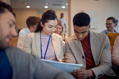 İş seminerindeki bir senaryodan çok yönlü öğrenme, okuma ve öğrenme