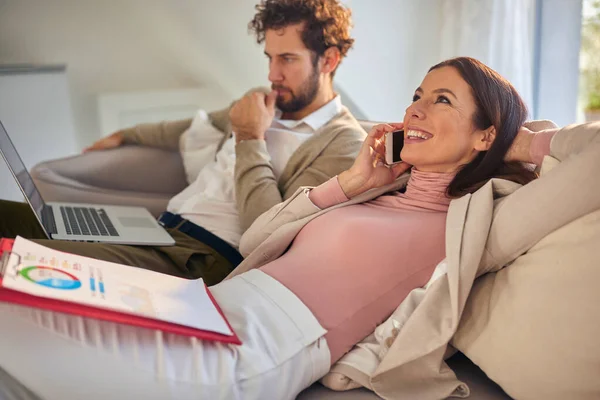 Mannelijke Vrouwelijke Collega Hebben Een Casual Break Samen — Stockfoto