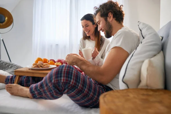 Flickvän Och Pojkvän Äter Frukost Sängen Tillsammans — Stockfoto