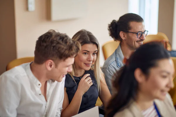 Grupo Multirracial Jovens Divertindo Seminário Negócios Falando Sorrindo — Fotografia de Stock