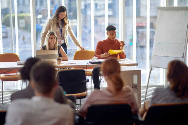 Affärsföreläsare Med Sin Assistent Framför Grupp Personer Vid Seminariet — Stockfoto