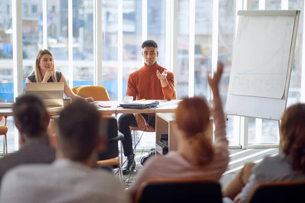 Afro Americano Maschio Sta Ascoltare Risposta Altro Parere Seminario Business — Foto Stock