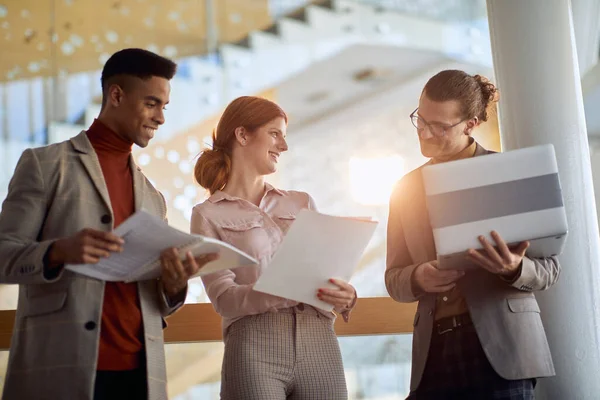 Group Young Multiethnic Businesspeople Comparing Information Hallway Business Building — Stock Photo, Image