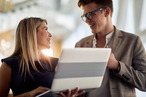 Masculino Feminino Caucasiano Colegas Sorrindo Falando Segurando Laptop Juntos — Fotografia de Stock