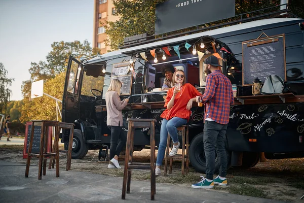 Young Couple Flirting Front Truck Food While Employee Looking Them — Stock Photo, Image