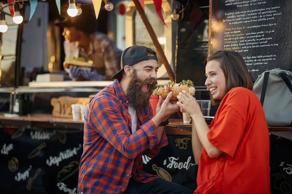 Carino Coppia Caucasica Stanno Mangiare Panino Insieme Ciascuno Altro Lato — Foto Stock