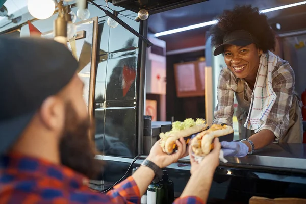 Hermosa Joven Afro Americana Empleada Mirando Cámara Sonriendo Mientras Que — Foto de Stock