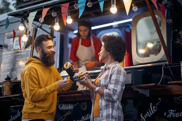 Amigos Comiendo Sándwiches Hablando Delante Camión Modificado Para Servicio Comida — Foto de Stock