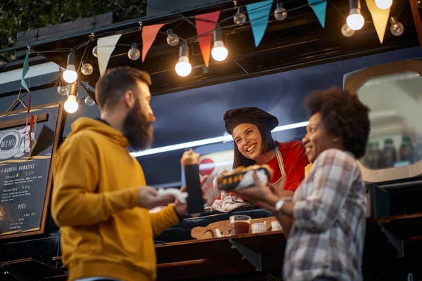 Empleada Mujer Socializando Con Pareja Multiétnica Comiendo Sándwiches Frente Servicio — Foto de Stock