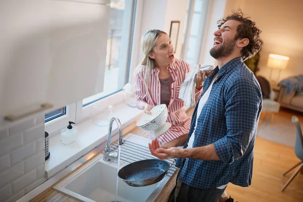 Pareja Caucásica Lavando Los Platos Juntos Cocina —  Fotos de Stock