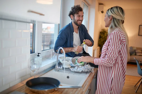 Happy Couple Doing Dishes Together Kitchen — Stock Photo, Image