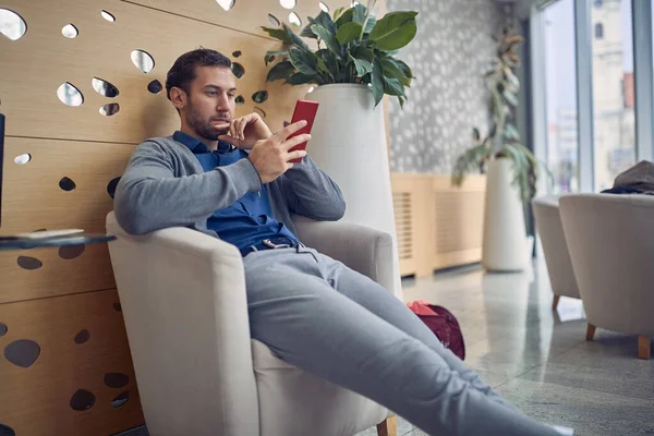 Young Caucasian Guy Sitting Lobby Hotel Using His Cell Phone — Stock Photo, Image