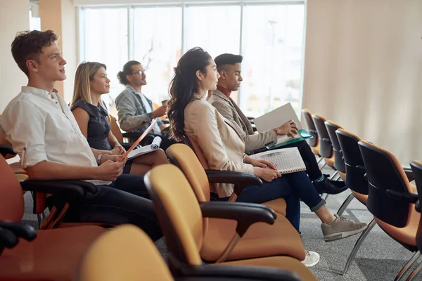 Gruppo Giovani Multietnici Lezione Ascolto Seminario Aziendale Sala Conferenze — Foto Stock