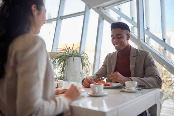 Jovens Multiétnicos Pausa Para Almoço Conversando Comendo Bebendo Café — Fotografia de Stock