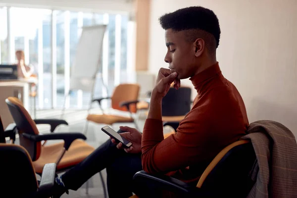 Fiatal Afro Amerikai Üzletember Nézi Mobilját Gondolkodik Egyedül — Stock Fotó