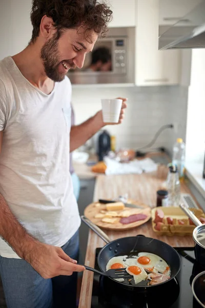 Namorado Fazendo Café Manhã Para Sua Namorada Pela Manhã — Fotografia de Stock