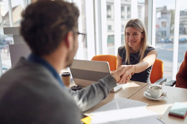 Personas Presentando Reunión Negocios Estrechando Mano Zurdo — Foto de Stock