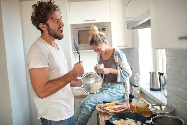Happy Couple Making Breakfast Together Kitchen — Stock Photo, Image