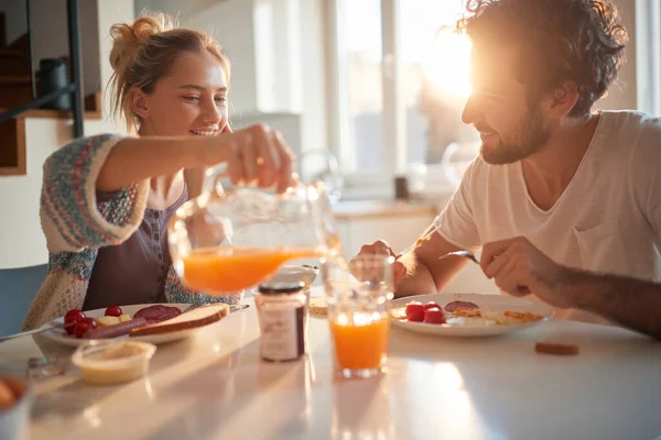 Счастливая Пара Завтракает Вместе Кухне — стоковое фото