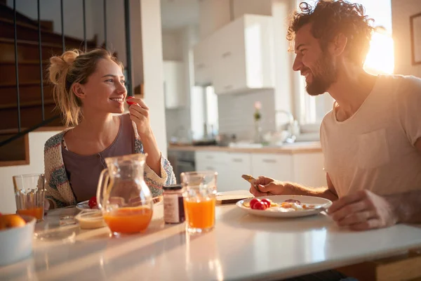 Fröhliches Paar Frühstückt Gemeinsam Der Küche — Stockfoto