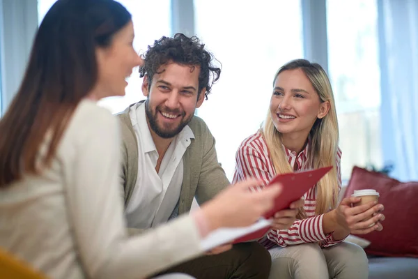 Grupo Colegas Consultando Juntos Una Reunión Informal Oficina — Foto de Stock