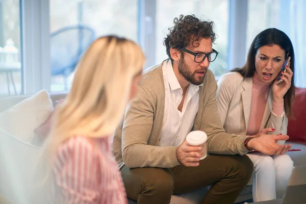 Grupo Colegas Nerviosos Consultando Juntos Una Reunión Informal —  Fotos de Stock