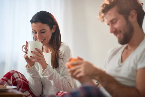 Marido Esposa Desfrutando Café Manhã Cama Juntos — Fotografia de Stock