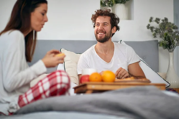 Vriendin Vriendje Genieten Van Het Ontbijt Bed Samen — Stockfoto