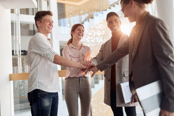 Tevreden Groep Collega Handen Ineen Slaan Elkaar Waardoor Nog Sterker — Stockfoto