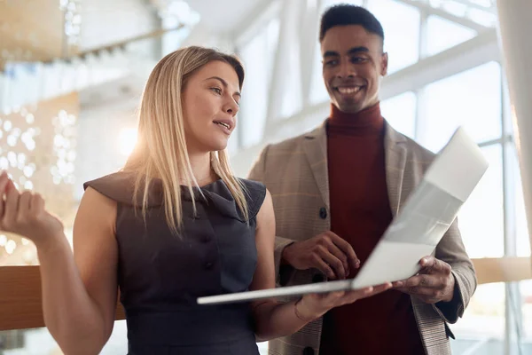 Jonge Multi Etnische Collega Die Gang Het Bedrijfsgebouw Staan Laptop — Stockfoto