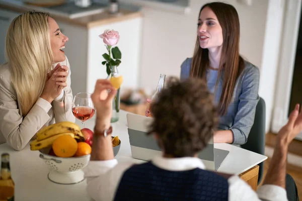 Colegas Trabalho Casualmente Sair Beber — Fotografia de Stock