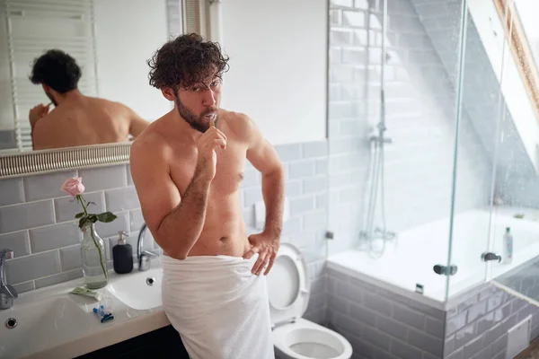 Bonito Homem Topless Escovando Dentes Pela Manhã — Fotografia de Stock