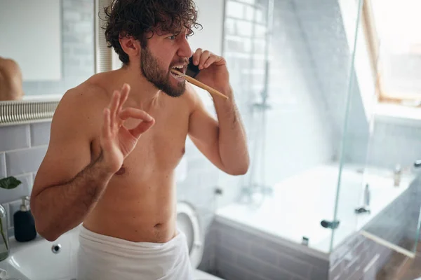 Niezadowolony Topless Człowiek Walczy Podczas Mycia Zębów Rano — Zdjęcie stockowe