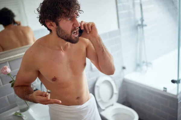 Missnöjd Topless Man Slåss Samtidigt Borsta Tänderna Badrummet — Stockfoto